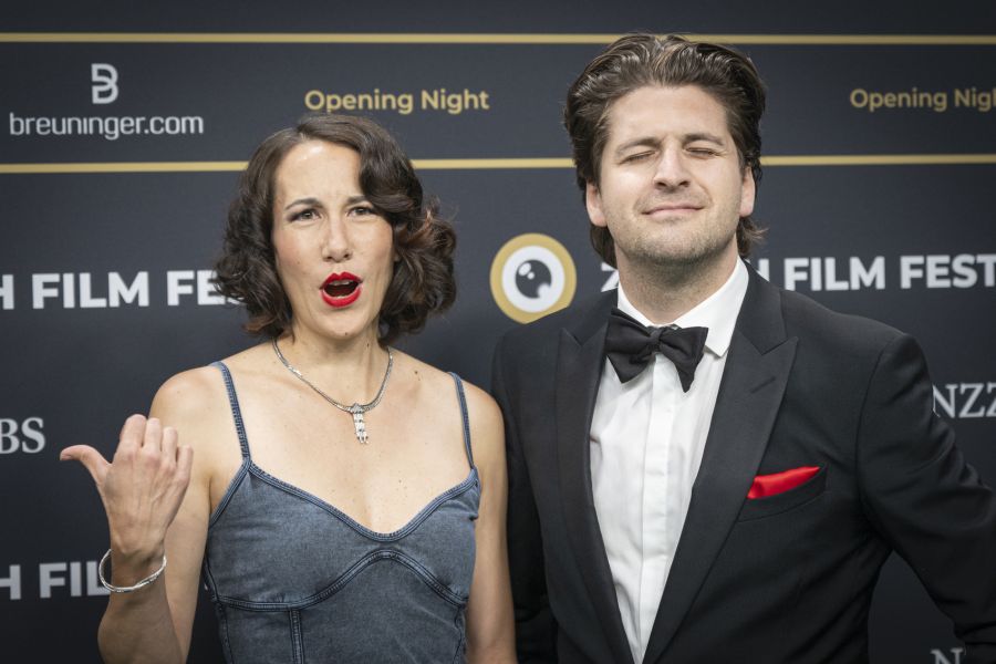 Patrick Karpiczenko (rechts) will mit der satirischen Website auf eine mögliche Zukunft von SRF-Inhalten nach der Halbierungsinitiative aufmerksam machen.