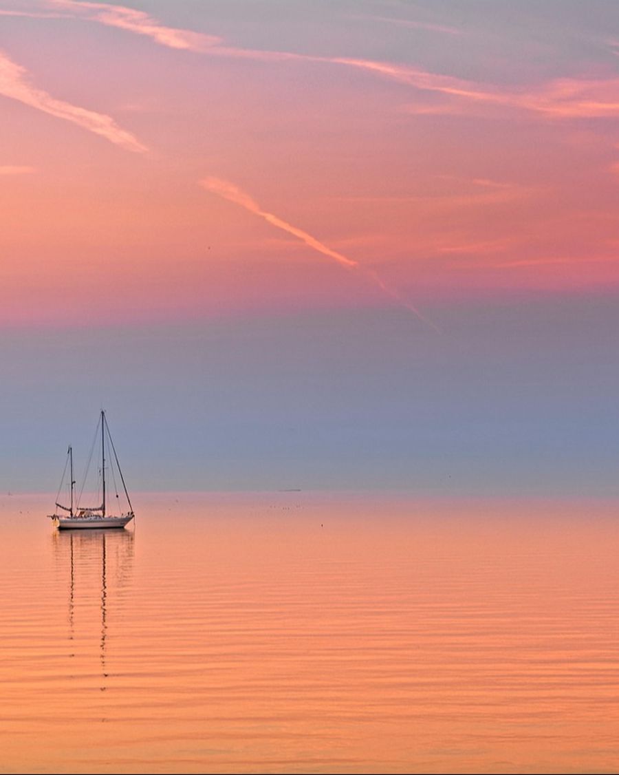 Im fast menschenleeren IJsselmeer entdeckte ein vorbeifahrendes Segelboot das Wrack und alarmierte die Küstenwache – zuvor hatte schlechtes Wetter jede Rettung verhindert. (Symbolbild)