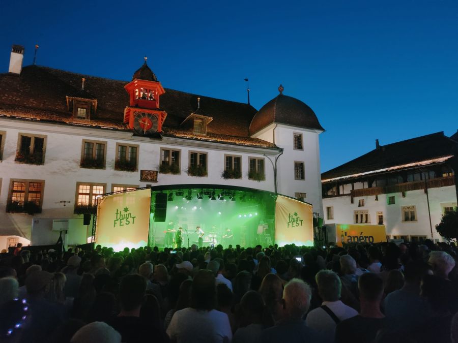 Remo Forrer sorgt für Stimmung am Thunfest.
