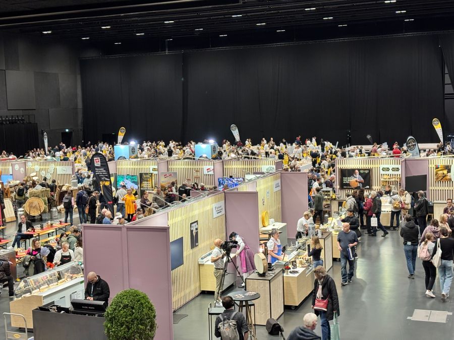 Die Käse-Jury am Werk, im Vordergund der Cheese-Market.