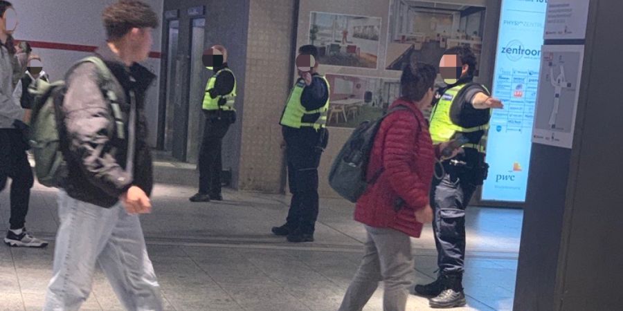 Die Security-Mitarbeiter weisen die Pendler auf die korrekte Seite. Gelaufen wird in Laufrichtung rechts.