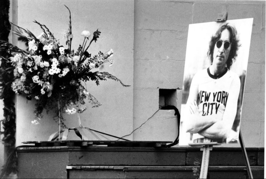 Ein Foto von John Lennon ist am 14. Dezember 1980 zum Gedenken vor seiner Wohnung in New York aufgestellt