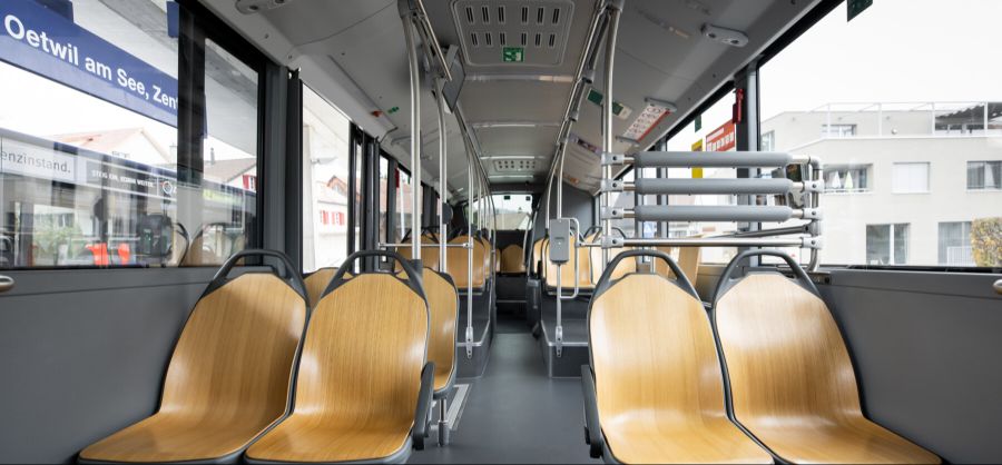 Auch in einigen Bussen der Verkehrsbetriebe Zürich (VZO) sitzen die Gäste in Holzschalen.