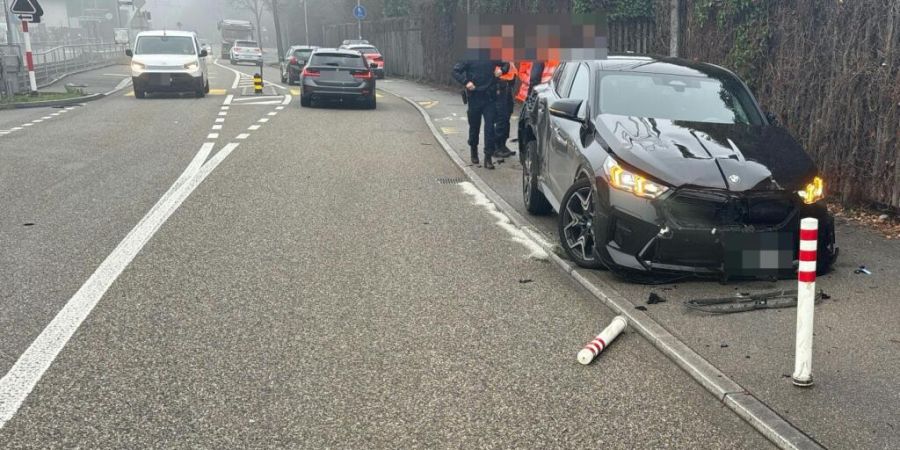 Ein 20-jähriger Lenker verunfallte auf der Flucht vor einer Polizeikontrolle in Feldbrunnen SO. Laut Polizei war das Auto gestohlen.