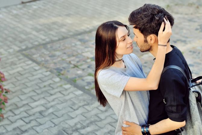 Frau und Mann wollen sich küssen