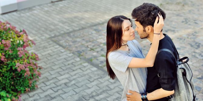 Frau und Mann wollen sich küssen