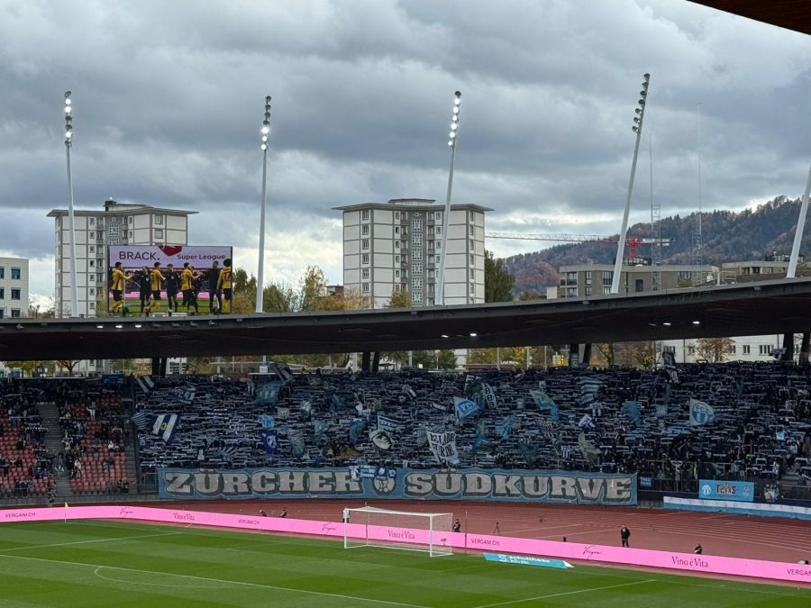 Trotzdem unterstützt die Südkurve das Heimteam auch an diesem Sonntag wieder lautstark.