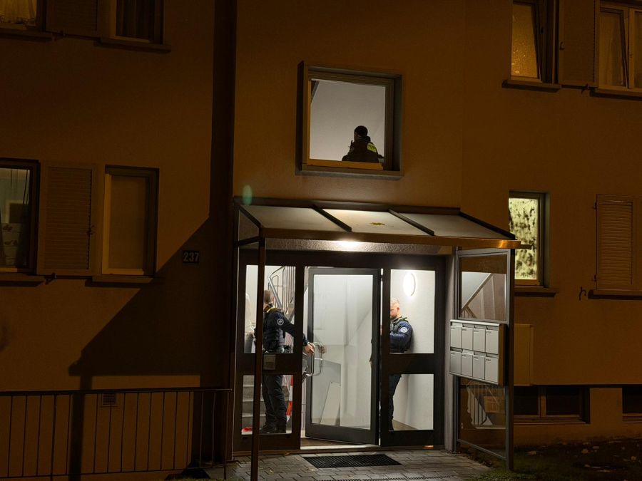 Die Polizei ist vor Ort, ebenfalls zahlreiche Rettungskräfte.