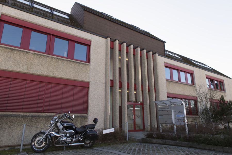 Dass nur ein Name im Adresskopf steht, erklärt die Serafe (hier das Firmengebäude) mit Vorgaben der Post. Das sei aus «Platzgründen» so.