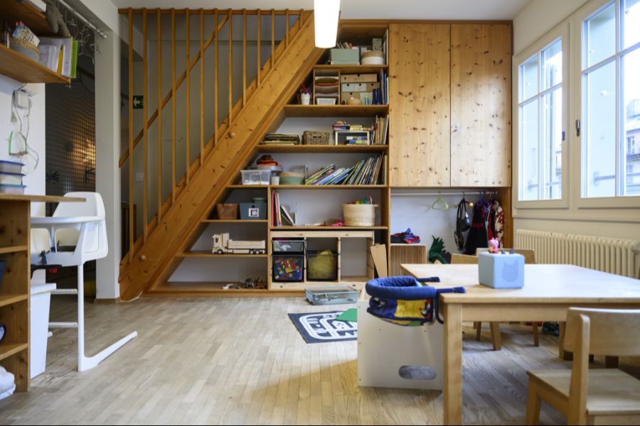 Besonders männliche Betreuungspersonen stehen immer wieder unter Generalverdacht. (Symbolbild)