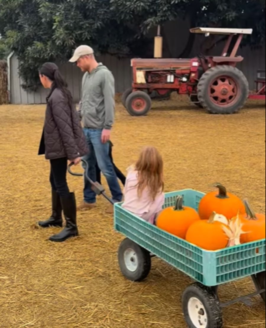 Meghan und Harry besuchten mit ihren Kindern eine Kürbis-Farm.