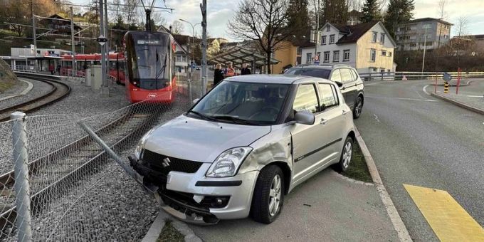 Kollision vor Fussgängersteifen endet in Zaun der Appenzeller Bahnen. Kollision in Niederteufen