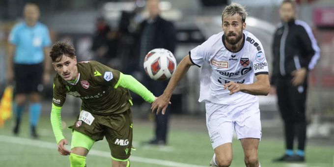 Thuns Uros Vasic, links, im Duell mit Neuenburgs Juan Manuel Parapar im Meisterschaftsspiel der Challenge League zwischen dem FC Thun und Neuchatel Xamax, am Freitag, 2. Oktober 2020, in der Stockhorn Arena in Thun. FC Thun Challenge League