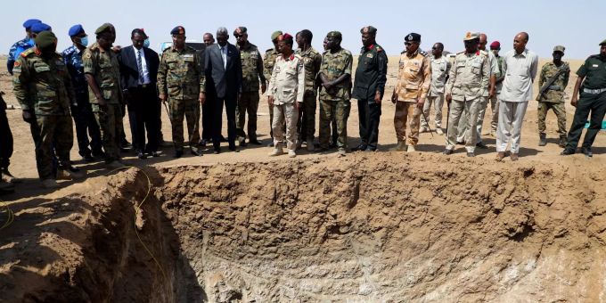 Beamte der sudanesischen Armee und andere nicht identifizierte Beamte stehen in der Nähe beschlagnahmter Waffen, bevor sie am 29. September 2020 im Gebiet Hajar Al-Asal im Nilstaat im Nordsudan detonieren. Am 29. September zerstörten die sudanesischen Behörden in Anwesenheit von Mitgliedern des Souveränitätsrats und einigen Botschaftern die vor Jahren beschlagnahmten Waffen. Destruction of weapons confiscated in Sudan
