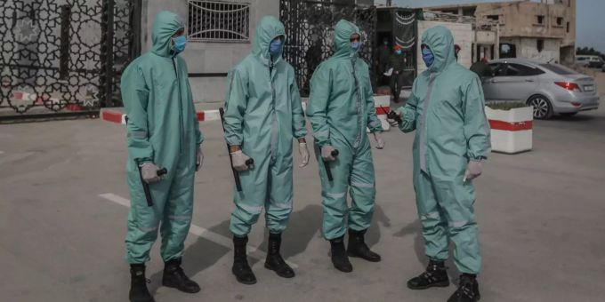 Mitglieder der Hamas bewachen den Grenzübergang in Rafah in Schutzkleidung. Gaza Ägypten Hamas Grenze
