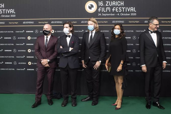 Festivalgäste posieren auf dem «grünen Teppich». ZFF
