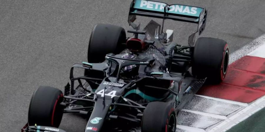 Lewis Hamilton könnte in Sotschi seinen 91. Sieg feiern und in dieser Statistik zu Michael Schumacher aufschliessen. Foto: Pavel Golovkin/Pool AP/dpa