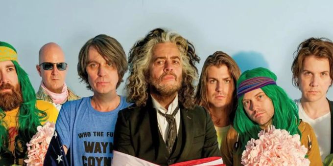 Sänger Wayne Coyne (m) mit seiner Band The Flaming Lips. Foto: George Salisbury/Bella Union/PIAS/dpa Sänger Wayne Coyne (m) mit seiner Band The Flaming Lips. Foto: George Salisbury/Bella Union/PIAS/dpa