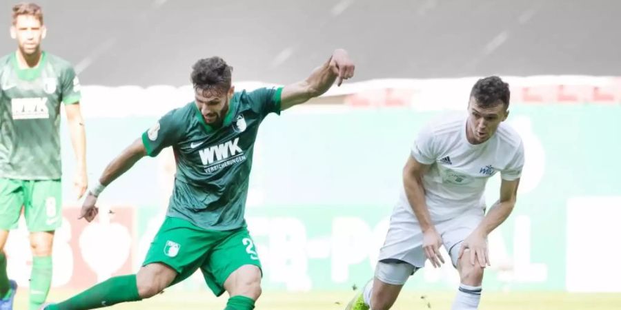 Daniel Caligiuri (l) erzielte in seinem ersten Pflichtspiel für Augsburg das zwischenzeitliche 2:0. Foto: Tom Weller/dpa