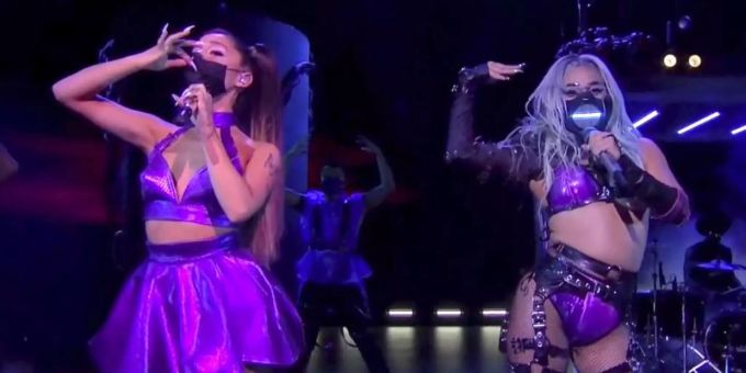 Ariana Grande (l) und Lady Gaga führen während der MTV Video Music Awards den Song «Rain On Me» auf. Foto: Uncredited/MTV/AP/dpa Ariana Grande (l) und Lady Gaga führen während der MTV Video Music Awards den Song «Rain On Me» auf. Foto: Uncredited/MTV/AP/dpa