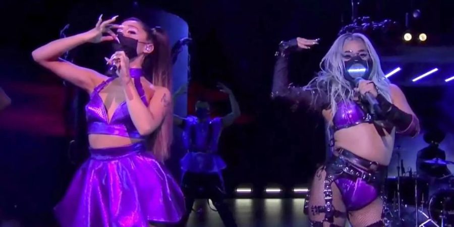 Ariana Grande (l) und Lady Gaga führen während der MTV Video Music Awards den Song «Rain On Me» auf. Foto: Uncredited/MTV/AP/dpa