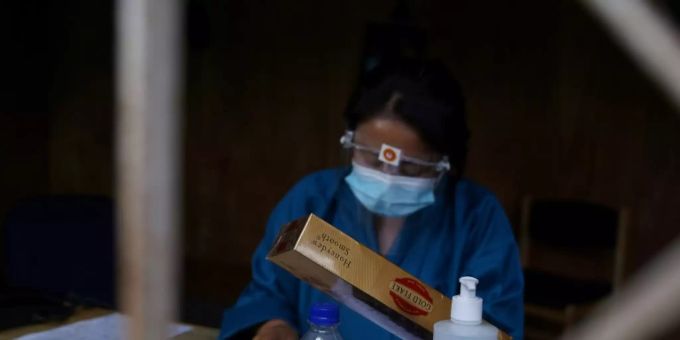 Verkäuferin in Bhutan verkauft Zigaretten Verkäuferin in Bhutan verkauft Zigaretten