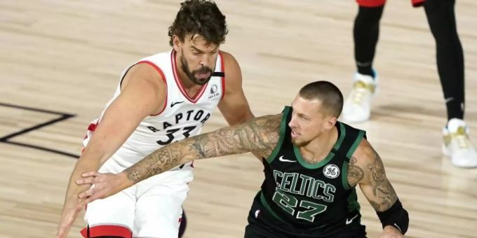 Daniel Theis (r) kam gegen Toronto auf 13 Punkte und 15 Rebounds. Foto: Ashley Landis/AP/dpa Daniel Theis (r) kam gegen Toronto auf 13 Punkte und 15 Rebounds. Foto: Ashley Landis/AP/dpa