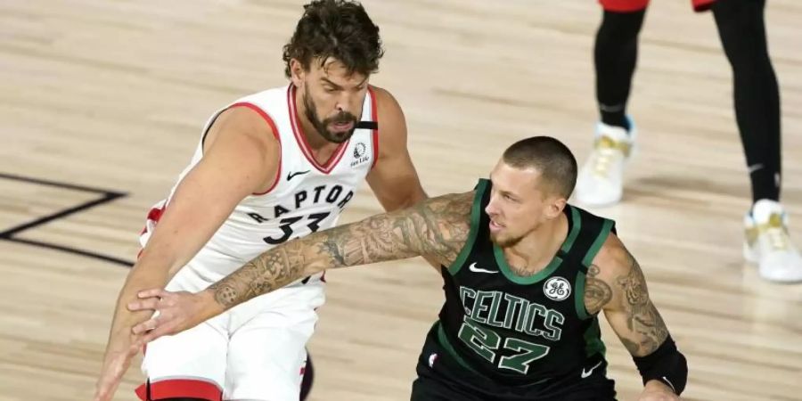 Daniel Theis (r) kam gegen Toronto auf 13 Punkte und 15 Rebounds. Foto: Ashley Landis/AP/dpa