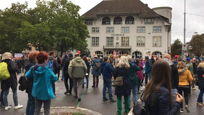 Mundschutz suchte man an der Demo in Zürich vergebens. Corona Demo Zürich