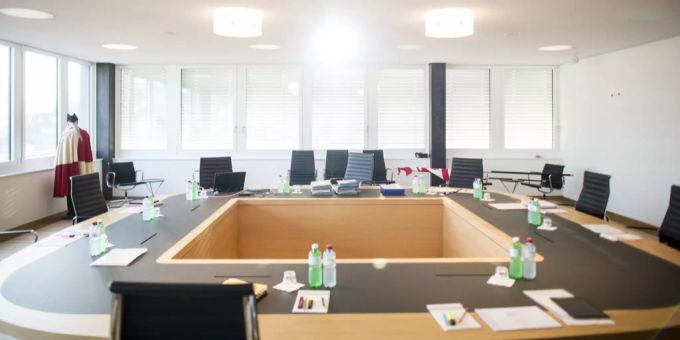 Blick in den Stadtratssaal, anlässlich der ersten Stadtratssitzung der Stadt Winterthur im Superblock, aufgenommen am Mittwoch, 12. August 2015 in Winterthur. Stadtrat Winterthur