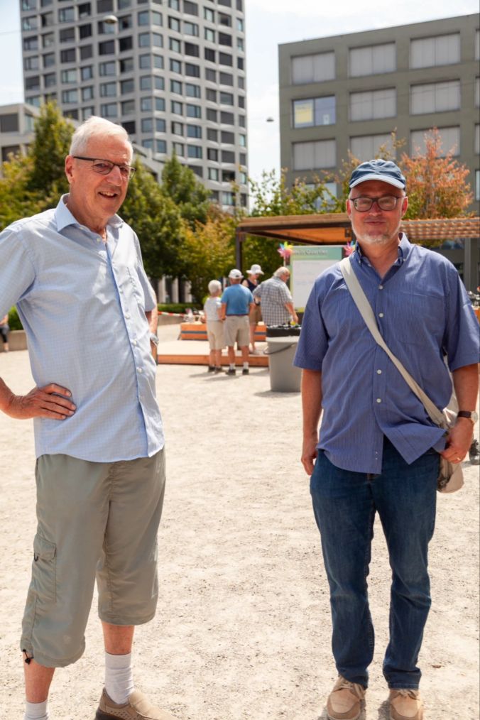 Markus B. und Peter H. geniessen die Musik in Dietikon und haben später noch Pläne.