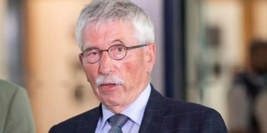 Thilo Sarrazin spricht vor der SPD-Zentrale mit Journalisten über das Urteil des obersten Parteischiedsgerichts der SPD. Foto: Paul Zinken/dpa-Zentralbild/dpa