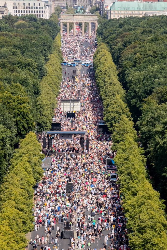 Dicht gedrängt und ohne die Abstandsregeln zu beachten stehen Tausende bei einer Kundgebung gegen die Corona-Beschränkungen auf der Strasse des 17. Juni. Zu der Demonstration gegen Corona-Massnahmen hat die Initiative «Querdenken 711» aufgerufen. Foto: Christoph Soeder Demonstration gegen Corona-Massnahmen in Berlin