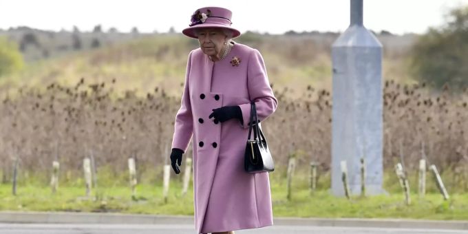 Queen Elizabeth II besucht das Defence Science and Technology Labor (DSTL) in Porton Down, England. Queen Elizabeth