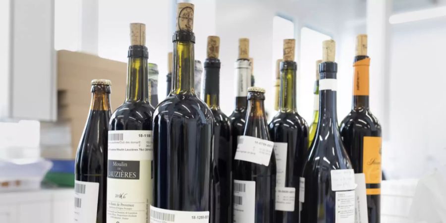 In einem Schweizer Lebensmittellabor stehen Weine parat, die auf Schadstoffe geprüft werden sollen. Ein Verfahren aus Österreich erleichtert nun den Prozess: Es testet innert 42 Minuten auf 1400 Schadstoffe. (Symbolbild)