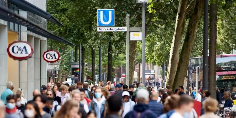 Menschen gehen die Einkaufsstrasse Mönckebergstrasse in Hamburg entlang. Deutschlands Bevölkerungszahl ist erstmals seit zehn Jahren leicht zurückgegangen. Foto: Georg Wendt/dpa