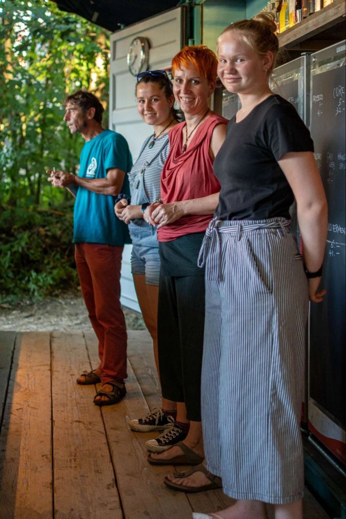 Freudiges Lächeln hinter der Bar (v.l.): Franz, Eline, Karin und Nea.