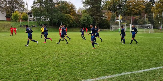 Die Holliger auf dem Weg in die eigene Platzhälfte nach einem Treffer gegen den FC Prishtina. SC Holligen 94