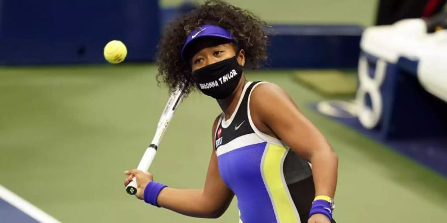 Naomi Osaka trug einen Mund-Nase-Schutz, auf dem der Name Breonna Taylor stand. Foto: Frank Franklin/AP/dpa