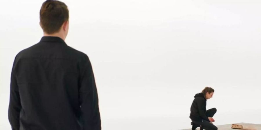 Linus (Friedrich Mücke) will Luca (Laura de Boer) im virtuellen Raum treffen. Foto: SWR/dpa