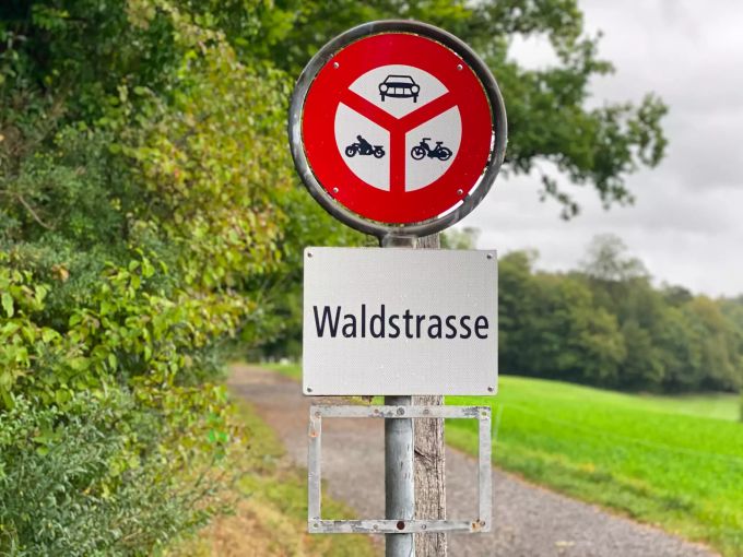 Reiten und Radfahren nicht grundsätzlich verboten: Küsnachts Waldstrassen. Waldstrassen