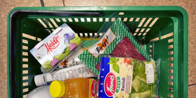 Mitarbeiter von Schindler bestellen online. Die Waren werden im autonomen Fahrzeug transportiert. (Symbolbild) Migros Eigenprodukte