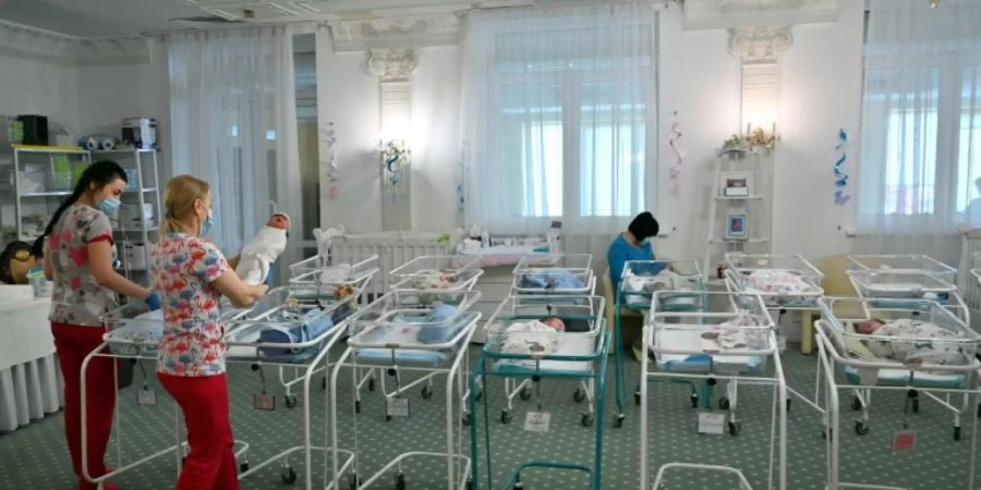 Leihmutter-Babys in der Ukraine. Wegen des Ukraine-Kriegs können viele nicht abgeholt werden.