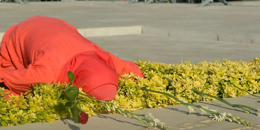 Eine Frau trauert am Grab von Rafik Hariri in Beirut. 15 Jahre nach der Ermordung des damaligen libanesischen Premierministers hat ein Sondertribunal das Urteil gegen vier Angeklagte verkündet: Einer wurde verurteilt, die drei anderen freigesprochen. Foto: Marwan Naamani/dpa