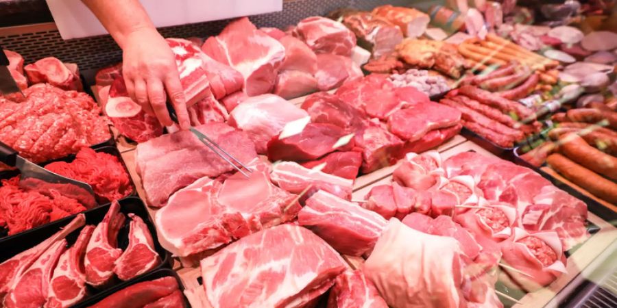 Nirgendwo in Europa bezahlen Konsumenten annähernd so viel für Fleisch wie in der Schweiz. Fast das Zweieinhalbfache des EU-Durchschnittspreises berappen Schweizer hierzulande. (Archivbild)
