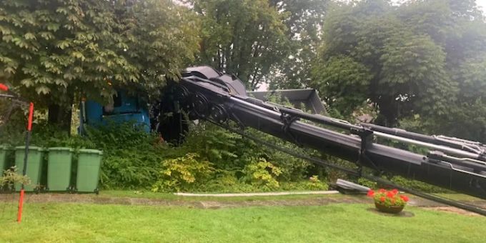 Der Kranlastwagen kippte aus noch unbekannten Gründen. Kranlastwagen