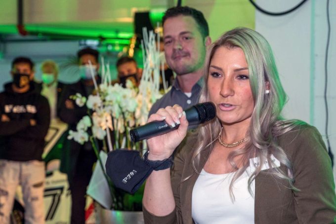 Michèle Ulmann und Dominic Beck (hinten) begrüssen ihre Gäste