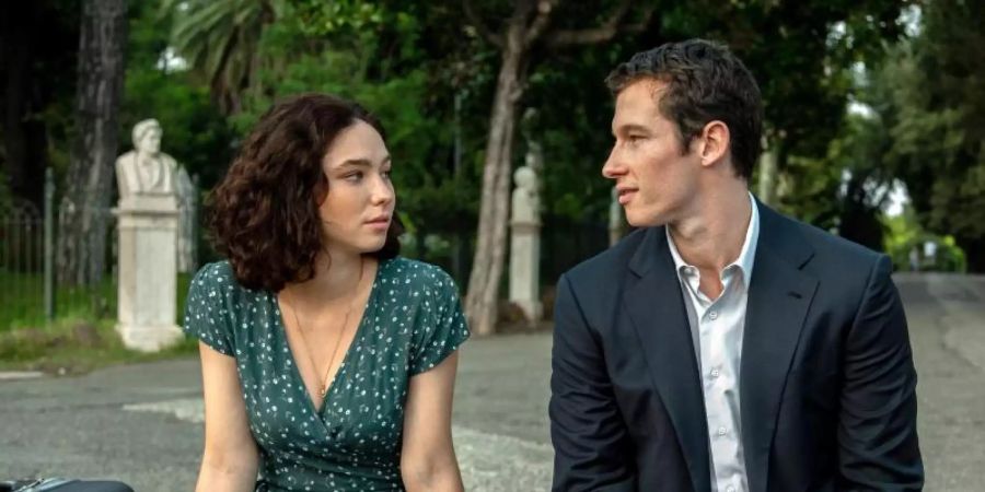 Gregory (Callum Turner) ist in Maria (Matilda de Angelis) verliebt. Foto: -/Warner Bros./dpa