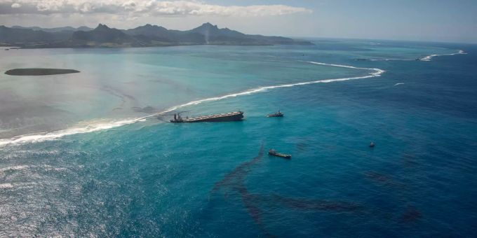 Blick auf den Frachter «Wakashio», der bereits am 25. Juli auf Grund lief, und vor der Ostküste von Mauritius im Indischen Ozean liegt. Ölkatastrophe vor Mauritius
