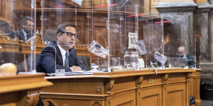 Der Ständerat tagt wegen der Corona-Pandemie mit Trennwänden aus Plexiglas. ständerat bundeshaus session